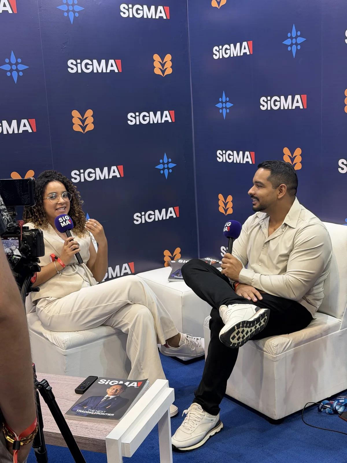 Guga Júnior durante entrevista no SiGMA North America