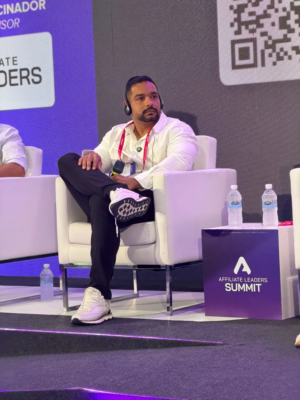 Guga Júnior no palco do Affiliate Leaders Summit