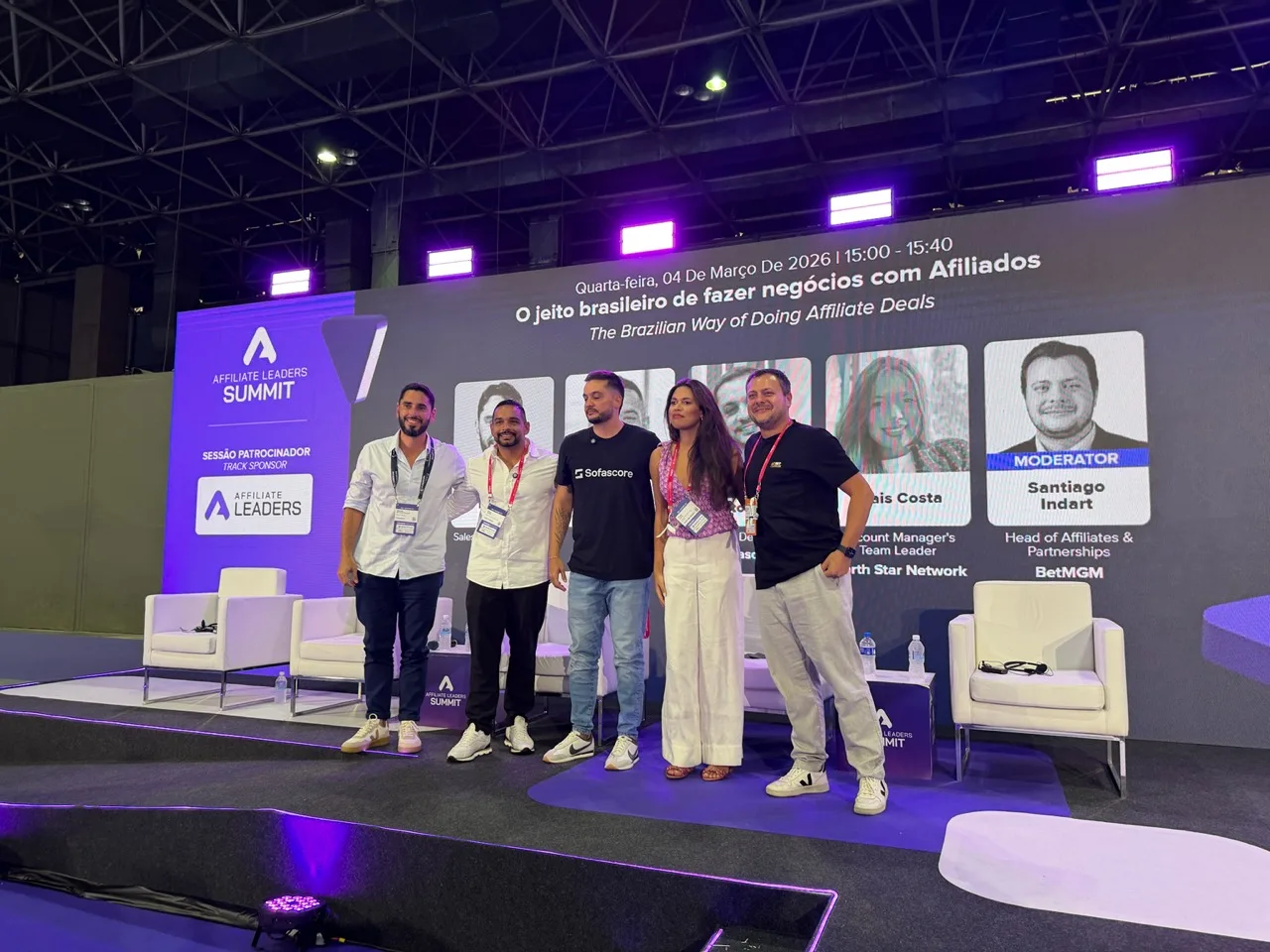 Guga Júnior com participantes do painel O jeito brasileiro de fazer negócios com afiliados
