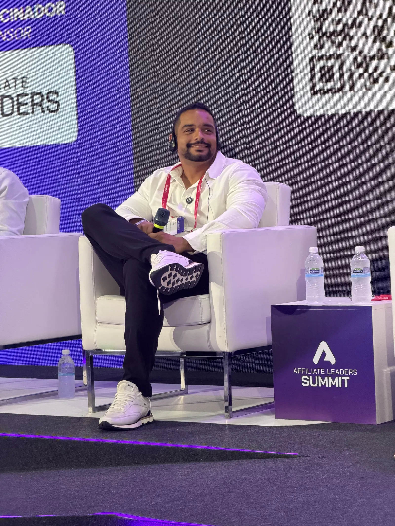 Guga Júnior no palco do Affiliate Leaders Summit durante painel de iGaming