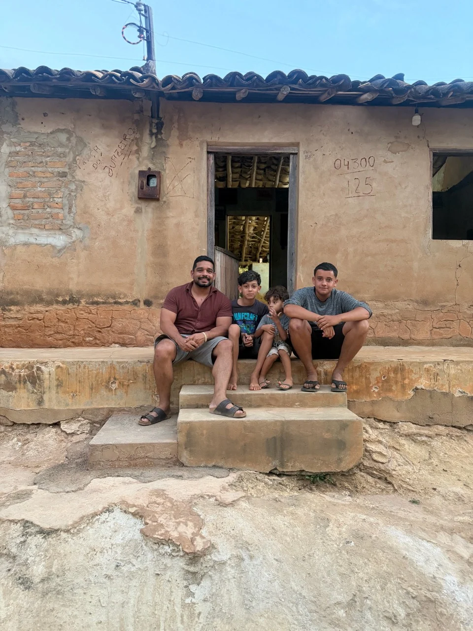 Guga Júnior em frente à casa onde cresceu em Irecê, Bahia